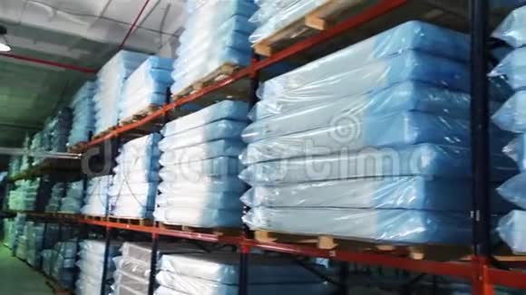 仓库床垫货架上的矫形床垫仓库成套床垫工业床垫视频的预览图