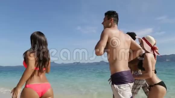 人们在海滩后景男男女女的海上度假泰国度假胜地视频的预览图