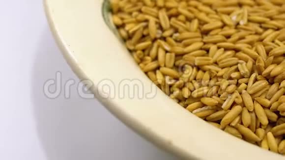 生燕麦的谷粒在白板上近距离旋转视频的预览图
