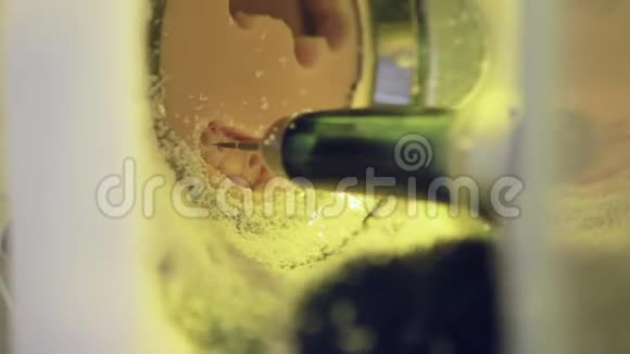 数控铣齿机雕刻出人体牙齿形状特写视频的预览图