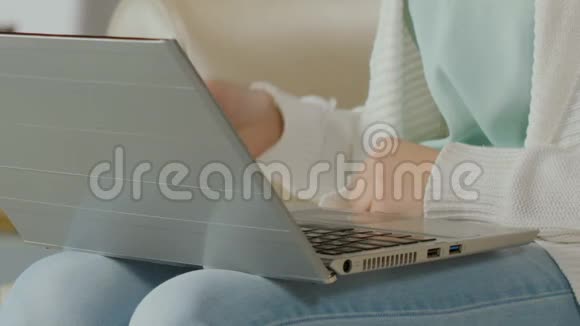 女人在笔记本电脑上打卡号在网上买衣服特写视频的预览图