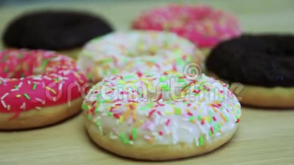 釉里的甜甜圈躺在桌子上旋转视频视频的预览图