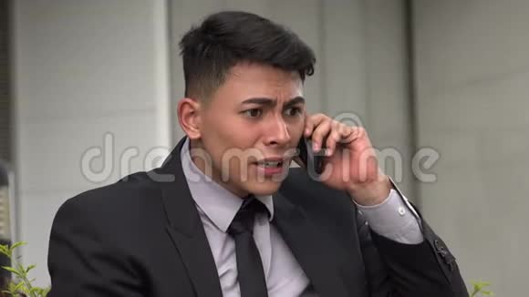 愤怒英俊的拉美裔成年男子用电话视频的预览图