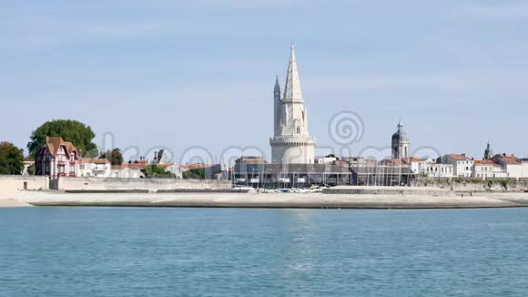 拉罗谢尔法国西部的一个城市和它的旧港口古老港口的著名塔楼视频的预览图