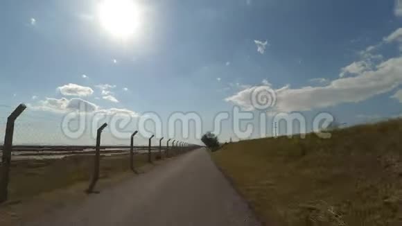 在自行车道享受阳光明媚的一天骑自行车的时光视频的预览图