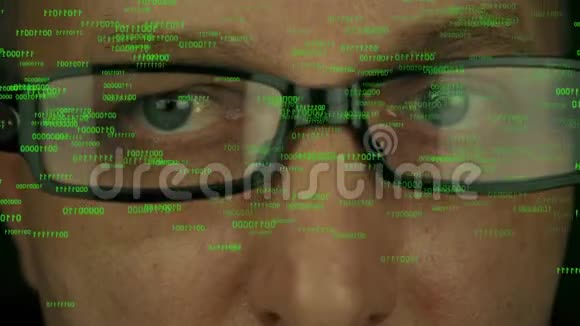 用眼镜遮住人的脸眼睛快速地随机运动二进制代码数字从眼睛前面的顶部流视频的预览图