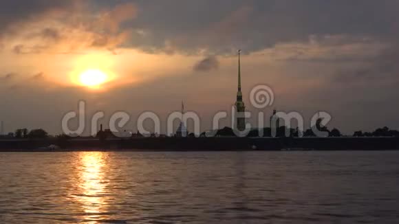 在彼得和保罗要塞上阴沉的日落圣彼得堡视频的预览图