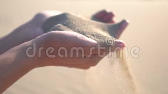沙子从女人手中掉下来视频的预览图