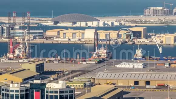 阿布扎比工业港的大型货船傍晚时分从上面经过空中俯瞰视频的预览图