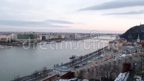 匈牙利布达佩斯BudaiVar的多瑙河和香茅全景视频的预览图