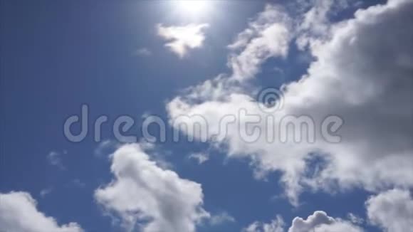 纷乱的天空中的云朵在移动视频的预览图