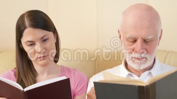 父亲和女儿读物理印刷书传统经典纸质阅读理念视频的预览图