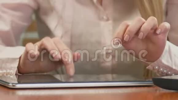 从事平板电脑工作的女经济学家每周打字报告双手特写视频的预览图