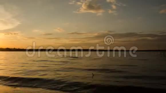 湖面上的日落时光流逝7视频的预览图