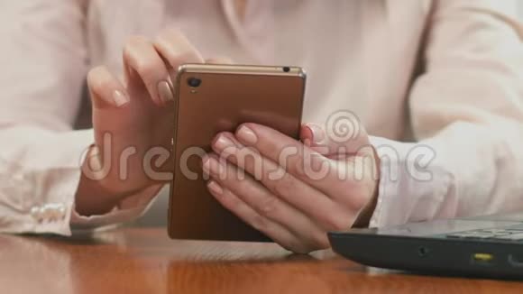 女商人的手在智能手机上滚动与客户在线聊天视频的预览图