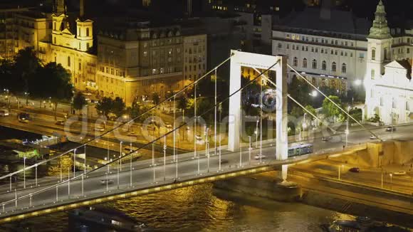 美丽的夜景照明链桥和道路与汽车匈牙利视频的预览图