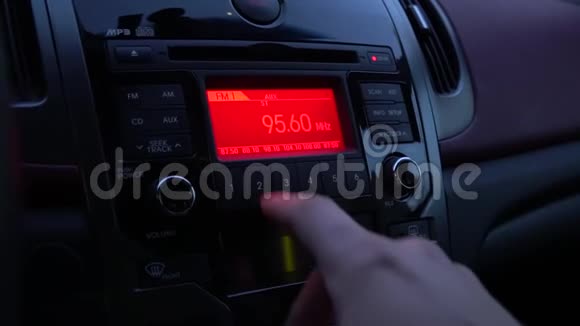 司机在玩汽车收音机视频的预览图