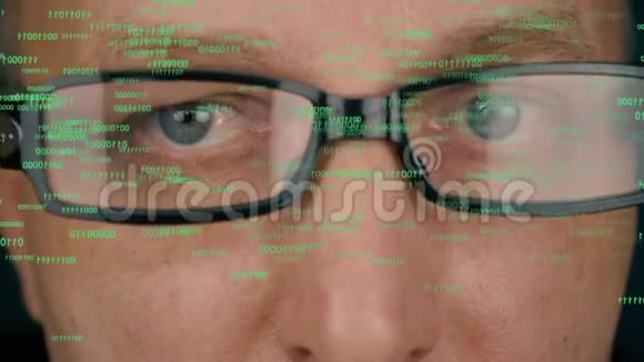 带有代码和信息全息图的未来主义监视器眼胡德动画未来的概念戴眼镜的人脸视频的预览图