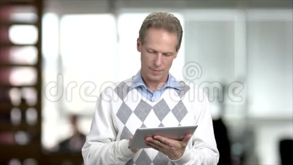 成熟的男人在电脑平板电脑上上网视频的预览图