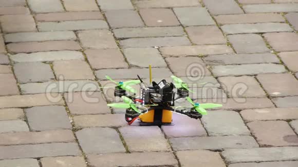 一架无人机起飞一架小型无人机从铺路石起飞视频的预览图