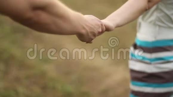 男人和女孩的手视频的预览图