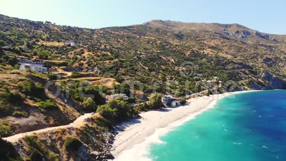 航空公司从上面看美丽的夏天海景希腊埃维亚岛的洛基海滩视频的预览图