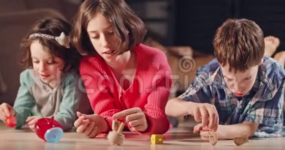 孩子们在家里玩哈努卡时玩德雷德尔视频的预览图