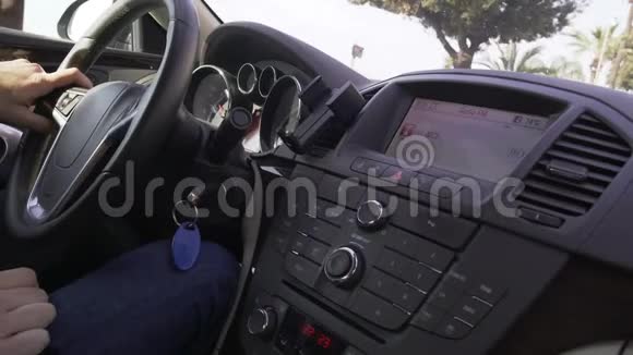 商人驾驶他的汽车沿着尼斯市的堤岸遵守交通法规视频的预览图