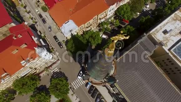 巴统天文钟楼逆市景背海视频的预览图