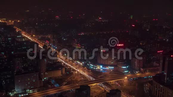 路路口公路夜间照明金融区城市道路交通北京现代建筑摩天大楼视频的预览图