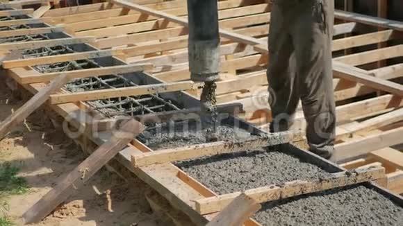 施工现场压浇基础混凝土的工作视频的预览图