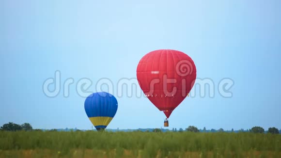 两个彩色热气球准备软着陆极限运动视频的预览图