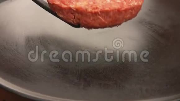 厨师把汉堡放在烤架上视频的预览图