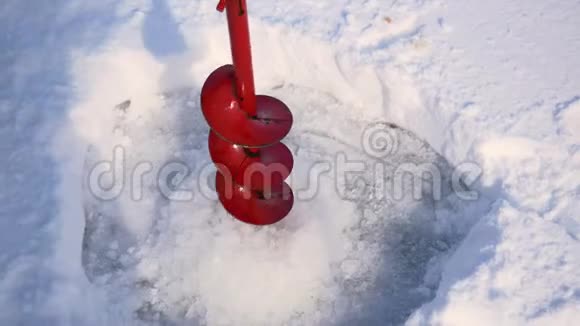 冰螺钻洞的特写镜头供冬季垂钓视频的预览图