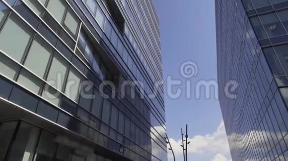 壮观的创意城市高层建筑有玻璃立面和阳台视频的预览图