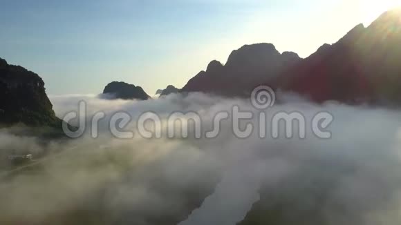 沿着隐藏在雾中的河流在群山和天空中视频的预览图
