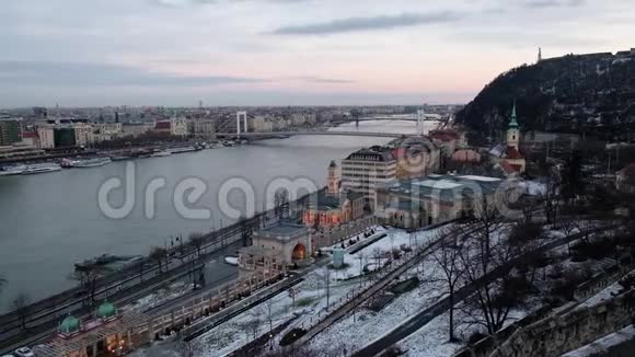 匈牙利布达佩斯BudaiVar的多瑙河和香茅全景视频的预览图