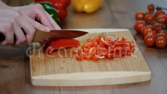 切贝尔胡椒用鸡肉和胡椒粉做玉米饼视频的预览图