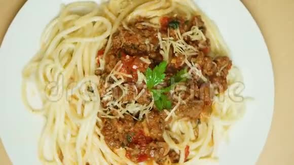 圆滚桌上手工制作的意大利面烹饪视频的预览图