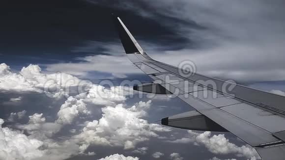 飞机在天空中飞翔云彩和美丽的阳光视频的预览图