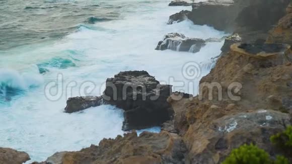汹涌澎湃的大海海浪拍打着澳大利亚的岩石视频的预览图