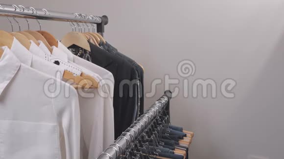 一个女人在商店里挑选衣服小心翼翼地偷她的衣服把它们放进袋子里视频的预览图