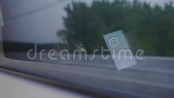 列车窗口通勤中的手机反映视频的预览图