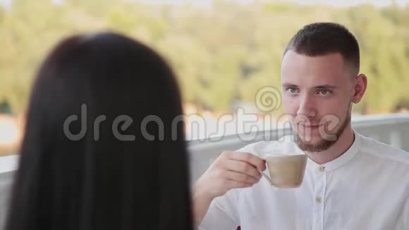 非常英俊和迷人的男人坐在咖啡馆喝杯咖啡视频的预览图