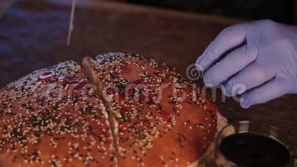 一个男人用刀切了一个大汉堡视频的预览图