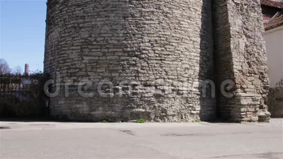 中世纪塔林塔塔林城墙加强防御工事视频的预览图