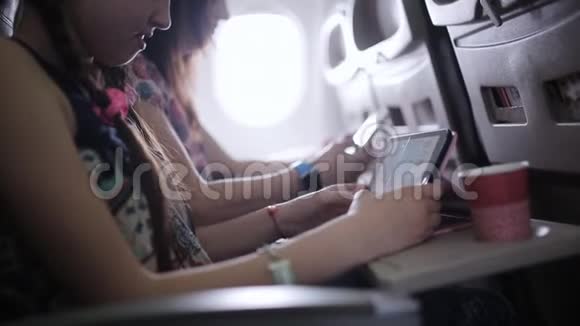 一家人乘飞机去度假时间会经过杂志和智能手机视频的预览图