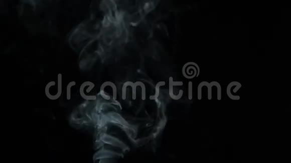 烟雾在黑暗中溶解视频的预览图