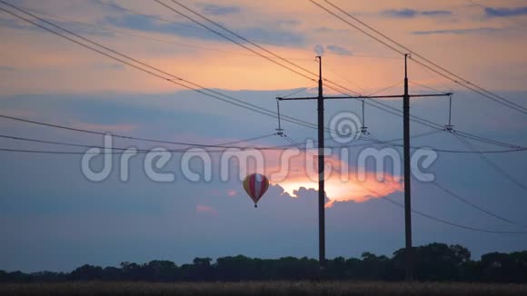 日落时分巨大的热气球在田野上飞舞梦幻般的美景视频的预览图