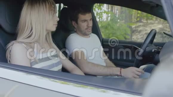 年轻夫妇坐在现代车里笑视频的预览图